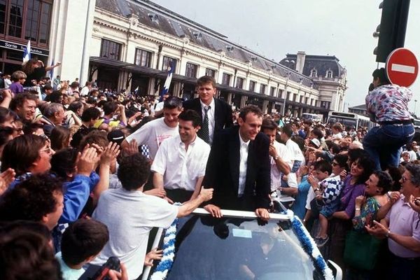 Bernard Laporte et ses coéquipiers de retour à la gare de Bordeaux Saint-Jean après leur victoire.