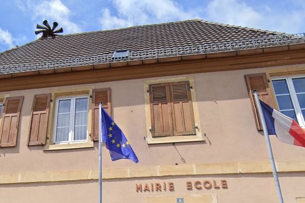 Les sirènes du Système d'alerte et d'information aux populations (SAIP) perchées sur le toit de la mairie de Niederentzen, petit village alsacien de 800 âmes.