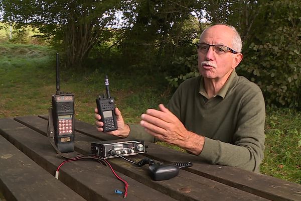 Gérard Caussimont, président du FIEF, se donne pour mission de livrer aux bergers dans les "zones à ours" des moyens de communication avec la vallée.