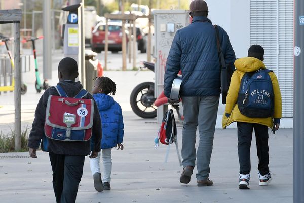 Les établissements scolaires ne devraient pas rouvrir dans les deux prochaines semaines. Besançon a mis en place un numéro pour répondre aux questions.