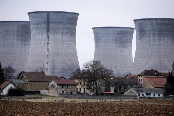 Les tours de refroidissement de la centrale nucléaire du Bugey dans le département de l'Ain