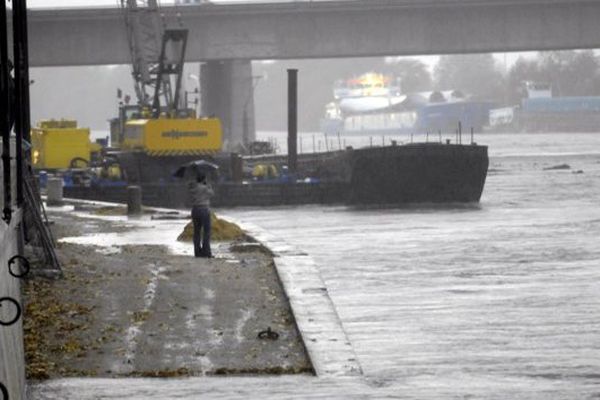 La montée des eaux du Rhône à Arles après de violents orages en novembre 2008