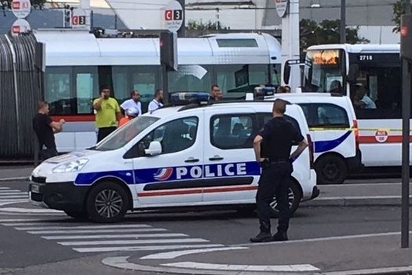 Lyon : l'agression au couteau près du métro Laurent Bonnevay a fait un mort et plusieurs blessés ce samedi 31 août peu avant 16h30. Les forces de l'ordre ont bouclé le quartier.