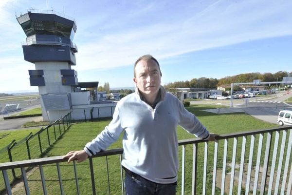 Philippe Gaillard devant la tour de contrôle de l'aéroport de Limoges-Bellegarde où il a été recruté comme directeur en novembre 2011