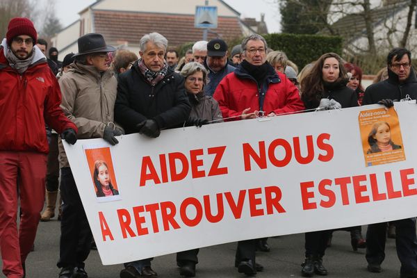 Une marche silencieuse en hommage à Estelle Mouzin, le 7 janvier 2017, à Guermantes, en Seine-et-Marne. La petite fille est disparue sans laisser de trace à l'age de 9 ans, le 9 janvier 2003.