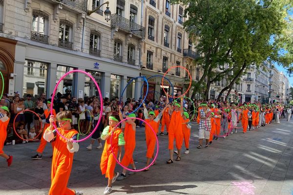 Le défilé de la Biennale de la Danse a retrouvé la rue pour son édition 2023. Le public était nombreux dimanche 10 septembre.