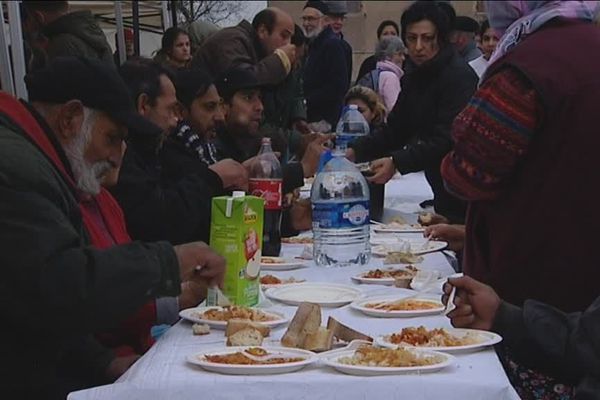 Des bénévoles ont organisé un repas pour partager un moment de convivialité avec les migrants qui campent depuis plusieurs mois sur le parking Monnier, au centre-ville de Mâcon, en Saône-et-Loire. 