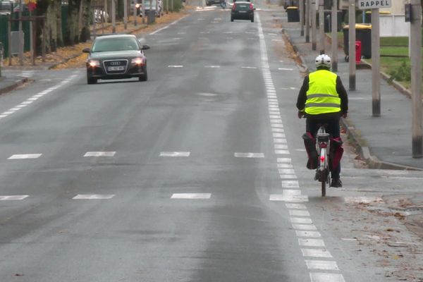 Les pistes cyclables en bord de chaussées sont parfois étroites.