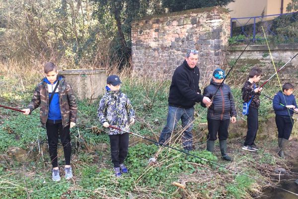 La pêche : un jeu d’enfant ? Oui et non. Difficile, en effet, de taquiner la truite sans un minimum de technique. A Montluçon, dans l’Allier, l’Union des pêcheurs bourbonnais a ouvert une école de pêche ouverte aux enfants dès l’âge de 9 ans.