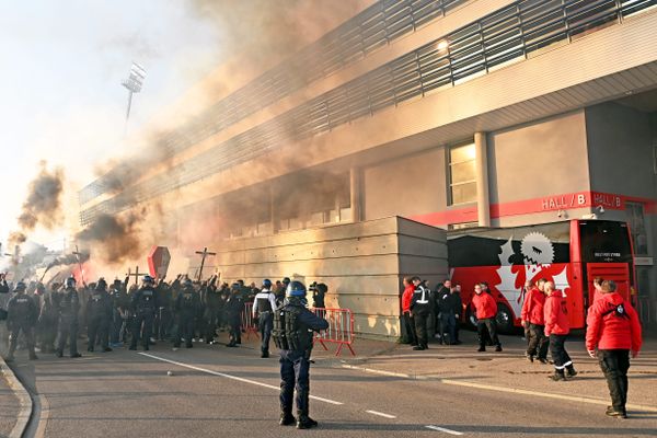 Symboliquement, les supporters de l'ASNL ont organisé une marche funéraire pour accueillir leurs joueurs avant le match de la dernière chance face à Quevilly le vendredi 22 avril 2022.