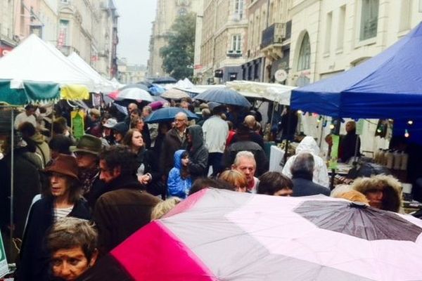 Même sous les parapluies, les Rouennais sont de sortie à l'occasion de la fête du ventre à Rouen.