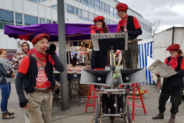 Les comédiens du Conservatoire de ⁦Tours⁩ ont animé le Salon du livre du journalisme, à Tours, samedi 16 mars.