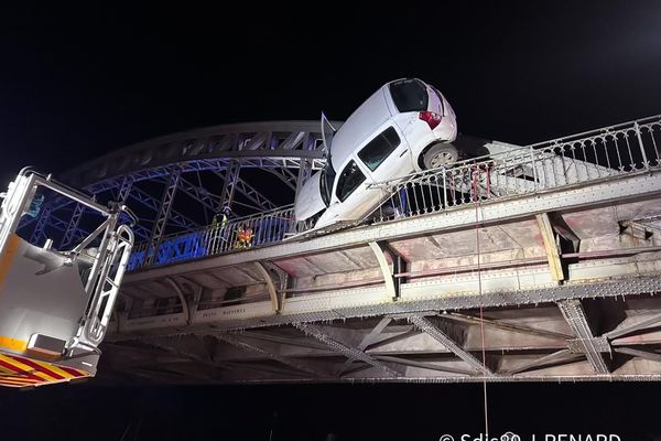 Dans la Somme, un véhicule a heurté un pont et terminé en équilibre, au-dessus de rails SNCF, à 6 mètres de haut.