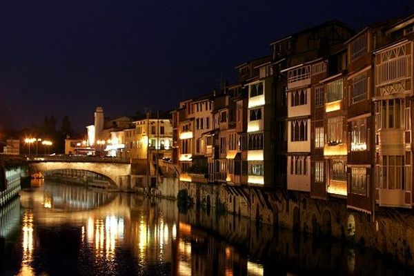 Castres est la sous préfecture du Tarn. Vue de nuit avec ses maisons ateliers de tanneurs et de tisserands au bord de l'Agout. 