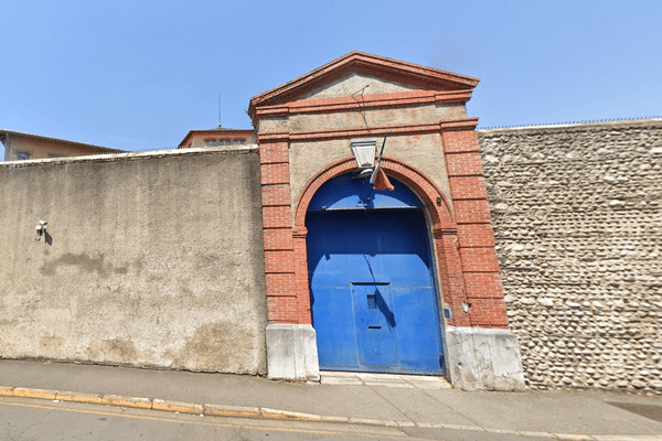 Derrière les murs de la maison d'arrêt de Tarbes (Hautes-Pyrénées) les violences physiques et psychologiques systématiques d'une équipe de surveillants, détenus enfermés arbitrairement dans la "cellule 130", surpopulation carcérale se multiplient.