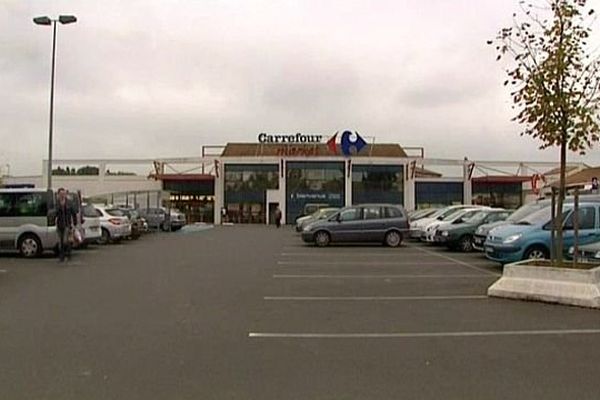 Le supermarché Carrefour de Charnay-les-Mâcon, en Saône-et-Loire