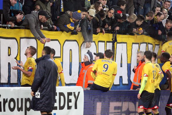 L'explication des joueurs Sochaliens avec leurs supporters à l'issue de la 24eme journée de Ligue 2 : FC Sochaux - Montbeliard (jaune et bleu) contre l' AJ Auxerre (blanc et bleu), au stade Bonal le 7 février 2017.