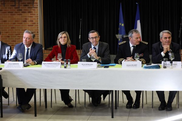 De gauche à droite : Olivier Barbarin (maire du Portel), Agnès Pannier Runacher (ministre de la Transition Ecologique), Bruno Retailleau (ministre de l'Intérieur), Jacques Billant (préfet du Pas-de-Calais), Xavier Bertrand (président de la région Hauts-de-France).