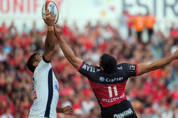 L'ailier toulonnais Axel Muller aux prises avec le trois/quart centre clermontois Wesley Fofana