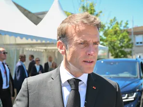 Emmanuel Macron suit de près les commémorations et rend hommages aux libérateurs de la France, sans assurer sa présence à Marseille le 28 août prochain.