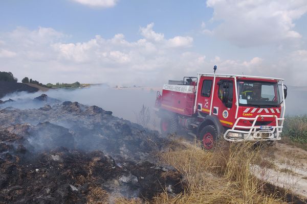 Un feu s'est déclaré cet après-midi dans un champ à Thezy-Glimont