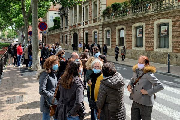 Manifestation devant le conservatoire à rayonnement régional Perpignan Méditerranée (CRR Perpignan Méditerranée) pour protester contre le non-renouvellement de 41 contrats d'enseignants. - 17/05/2021