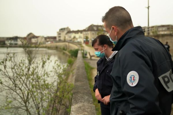 Le lendemain, deux des quatre policiers reviennent sur le lieu du sauvetage au bord de la rivière Oise à Creil