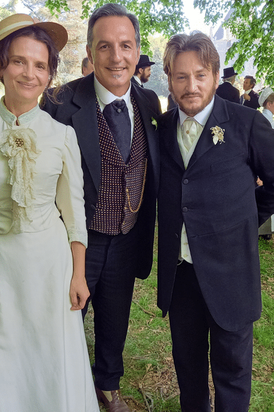 Édouard Pommier avec Benoît Magimel et Juliette Binoche sur le tournage de "La passion de Dodin Bouffant"