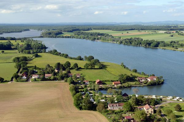 Vue aérienne des étangs de Baye et de Vaux, Nièvre