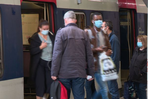 Une rame du RER B à la gare de Denfert-Rochereau, à Paris.