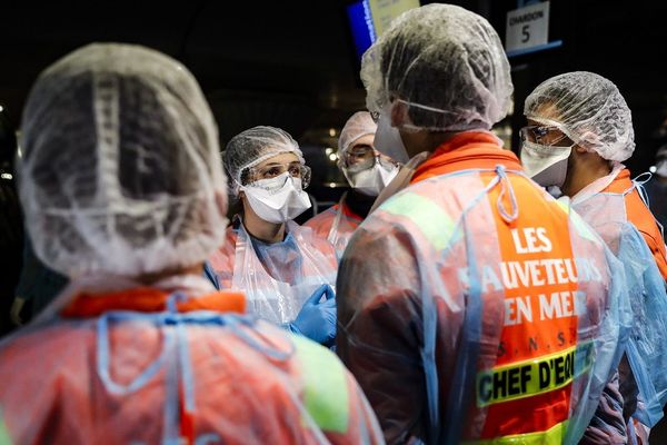 Des équipes médicales de Bretagne, lors du transfert de patients d'Île-de-France en train, à la gare d'Austerlitz