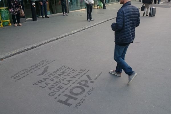 Un exemple de marquage publicitaire au sol, à Nantes.