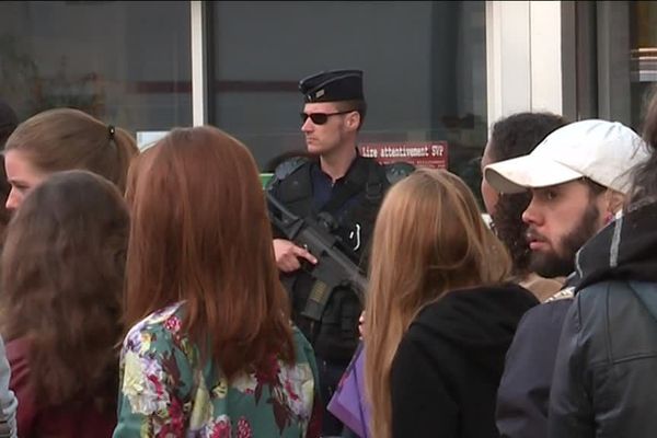 La faculté des lettres de Montpellier est toujours occupée par les étudiants opposés à la loi Vidal .Les serveurs détruits la semaine dernière, les examens vont se dérouler ce jeudi et demain dans deux lycées, sous haute surveillance policière. 