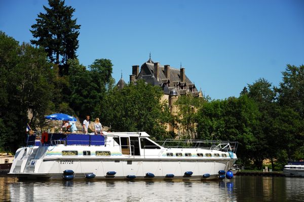 Avec le tourisme fluvial, on peut se promener en bateau, mais aussi à pied et à vélo, et s’arrêter pour visiter une ville ou un château… 