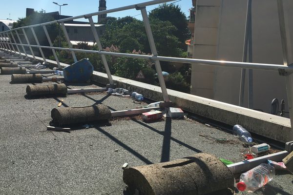 Les ordures se retrouvent sur le toit de la supérette du rez-de-chaussée