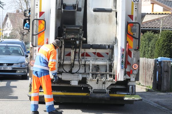 La jeune automobiliste a percuté un camion benne, elle n'a pu être sauvée. (image d'illustration)