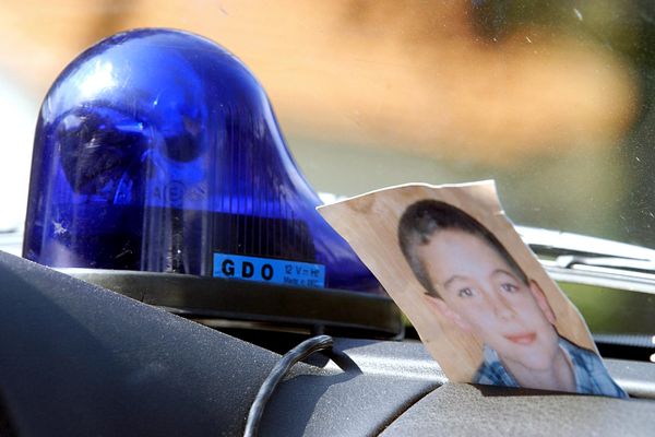 Une photo du petit Jonathan est déposée dans une voiture de la Gendarmerie nationale, le 12 avril 2004 à Saint-Brévin-les-Pins