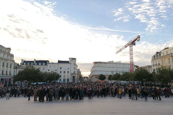 Des centaines de personnes rassemblées au pied de la mairie de Poitiers pour un hommage à Samuel Paty.