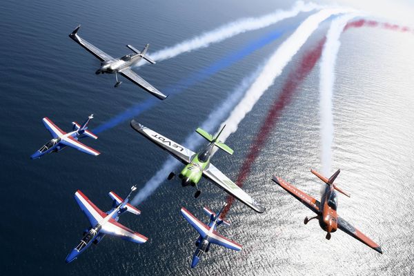 Mikael Brageot, Nicolas Ivanoff, Francois Le Vot et 3 alphajets de La Patrouille de France en essais à Cannes le 22 mars.