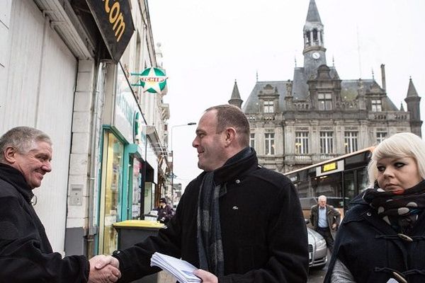 Le candidat frontiste Steeve Briois, devant l'hôtel de ville d'Hénin-Beaumont