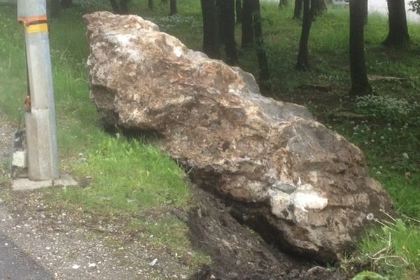 Le bloc de roche pèse entre 7 et 10t