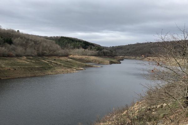 Après plus de cinq mois d’assèchement, le barrage de la Sep, à Saint-Hilaire-la-Croix, dans le Puy-de-Dôme, est, de nouveau, alimenté. Les pluies automnales redonnent vie au barrage et à ses alentours. 