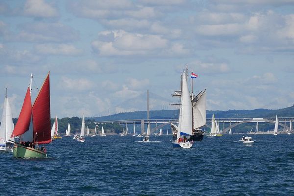 Le ballet magnifique des bateaux en rade de Brest lors des fêtes maritimes Brest 2016