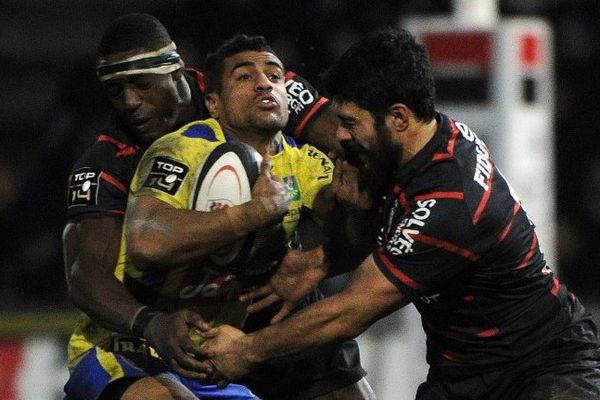 Le Clermontois Wesley Fofana stoppé par les Toulousains Yann David et Yannick Nyanga (Stade Ernest Wallon-Toulouse-05/01/2014).