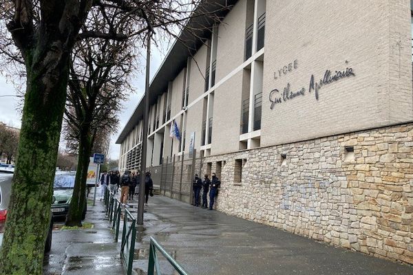 Un jeune homme âgé de 16 ans a été tué à 600 mètres du lycée Guillaume Apollinaire à Thiais.