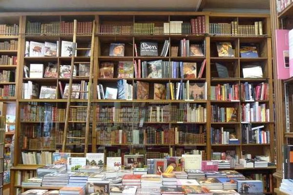 La librairie Delamain est située depuis 1906 au 155, rue Saint-Honoré à Paris, dans le quartier de la Comédie-Française.