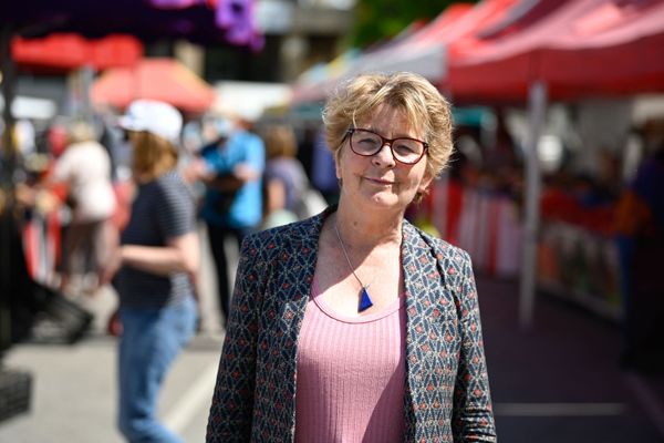 Marie-Guite Dufay sur le marché de Lons-le-Saunier en juin 2021