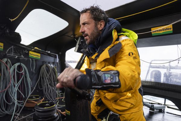 Une semaine après le début de la 10e édition du Vendée Globe, grosse frayeur pour le Malouin Louis Burton ce samedi 16 novembre après avoir entendu "un gros crac" à bord de son bateau.