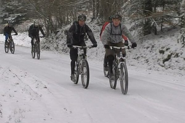 Excursion en VTT ce dimanche matin sur les routes enneigées de l'Orne