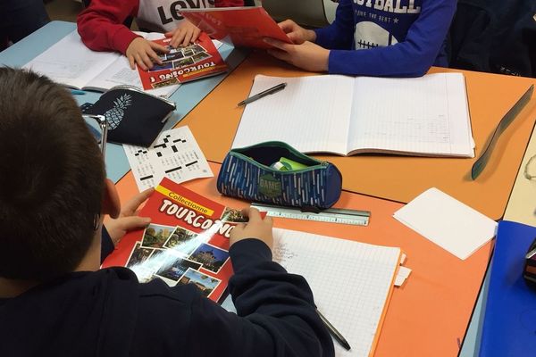 Les écoliers de l'école Prévert, à Tourcoing, ont déjà reçu l'album Panini de leur ville.